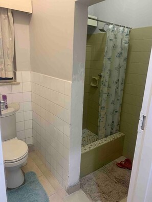 Shower, hair dryer, towels, soap - Blue Room @ Las Palmas Guest House (Harare)