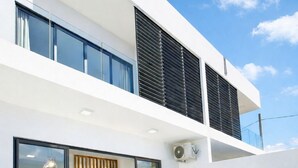 Una casa moderna con piscina, ampie finestre e tetto piatto.
