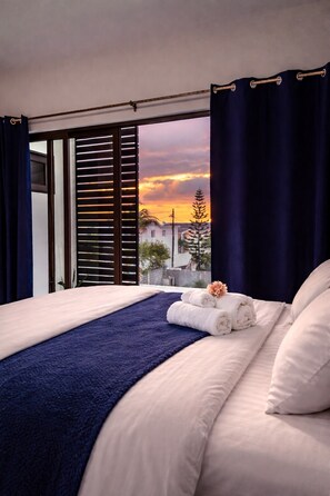 4 bedrooms, in-room safe, desk, soundproofing - Ocean Blue Villa with private pool at Flic-en-Flac (Flic en Flac)