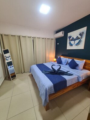 4 bedrooms, in-room safe, desk, soundproofing - Ocean Blue Villa with private pool at Flic-en-Flac (Flic en Flac)