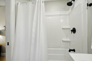 Baignoire, sèche-cheveux, serviettes fournies