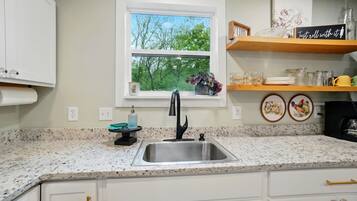 Køleskab, mikrobølgeovn, ovn, kogeplade