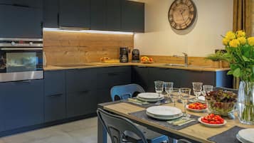 Wasserkocher mit Kaffee-/Teezubehör, Kühlschrank, Mikrowelle, Ofen