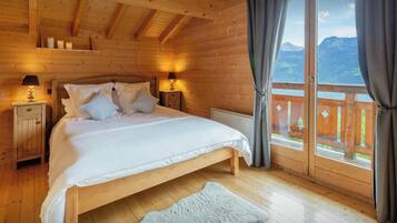 4 habitaciones, tabla de planchar con plancha, wifi y ropa de cama
