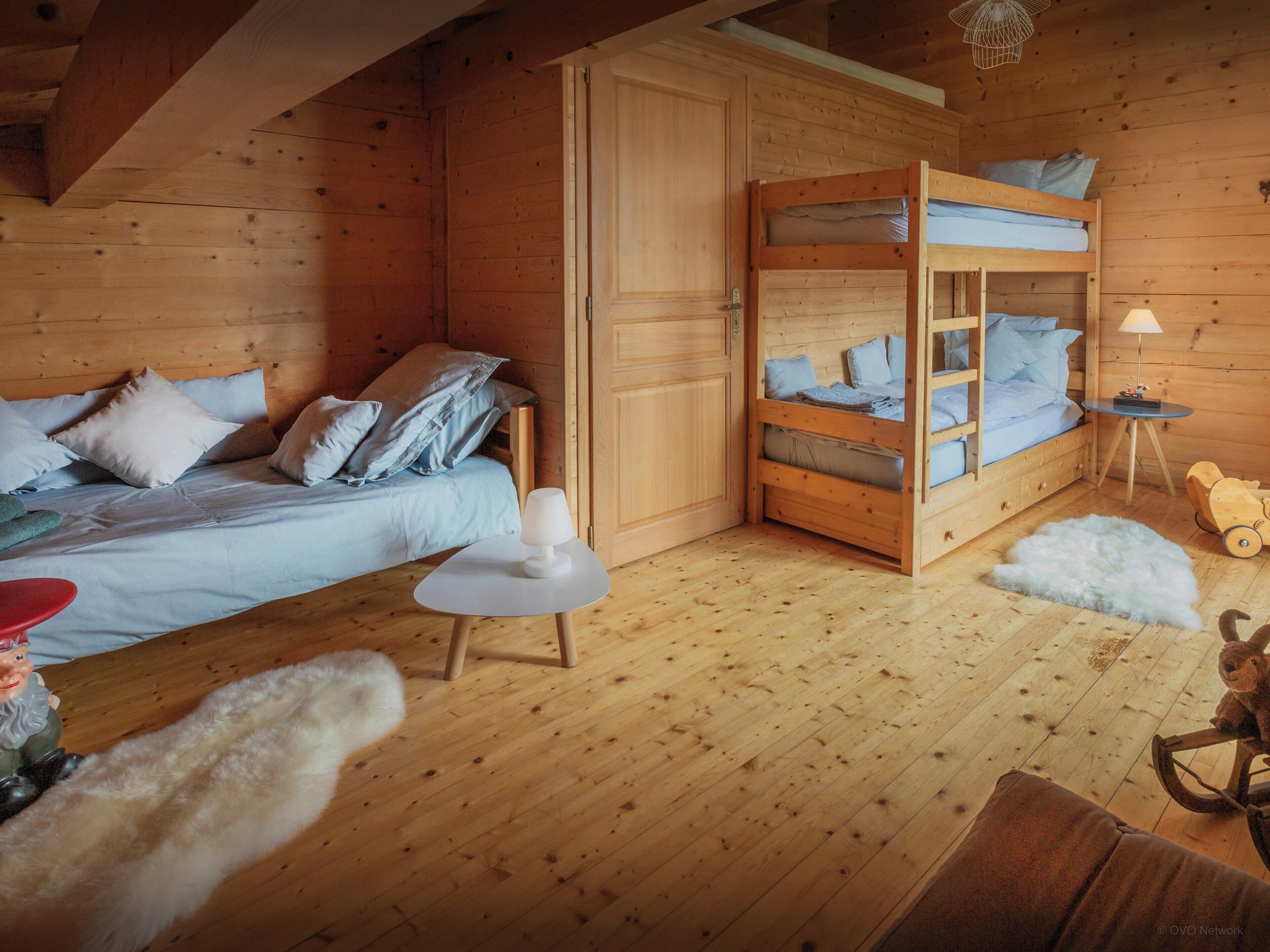 4 habitaciones, tabla de planchar con plancha, wifi y ropa de cama 