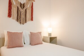 3 bedrooms, desk, internet, bed sheets