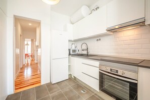 Fridge, microwave, oven, stovetop - GuestReady - Captain's residence 2E near Alfama (Lisbon)