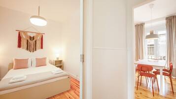 3 bedrooms, desk, internet, bed sheets