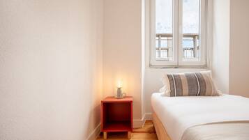 3 bedrooms, desk, internet, bed sheets