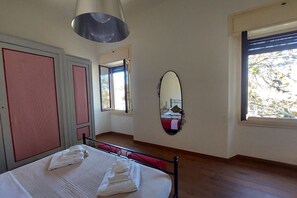 3 chambres, fer et planche à repasser, Wi-Fi, draps fournis