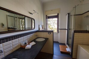 Bruser, hårtørrer, bidet, håndklæder