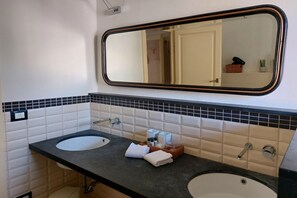Douche, sèche-cheveux, bidet, serviettes fournies
