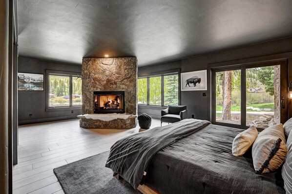 4 室のベッドルーム、デスク、アイロン / アイロン台、旅行用ベビーベッド