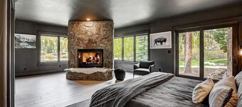 NEW! FULLY REMODELED Close to town and lifts. Huge rooms. Ski Hot tub!!