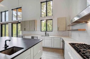 Refrigerador, microondas, horno y parrilla de estufa 