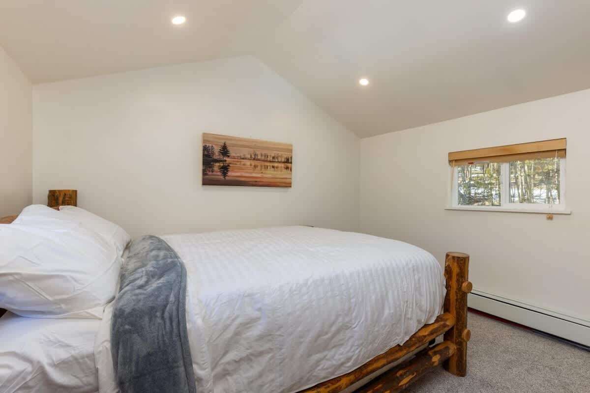 3 bedrooms, travel crib, WiFi, bed sheets