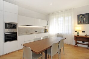 Een koelkast, een magnetron, een oven, een kookplaat