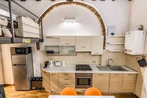 Een koelkast, een magnetron, een oven, een kookplaat