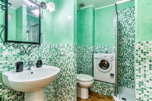 Douche, sèche-cheveux, bidet, serviettes fournies