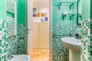 Doccia, asciugacapelli, bidet, asciugamani