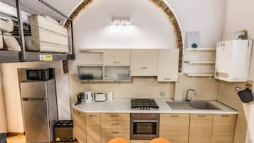 Frigorífico, microondas, horno y placa de cocina