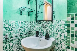 Een douche, een haardroger, een bidet, handdoeken