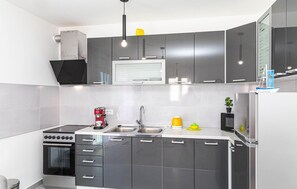 Kühlschrank, Herdplatte, Wasserkocher mit Kaffee-/Teezubehör