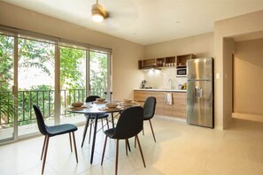 Fridge, microwave, stovetop, coffee/tea maker - Caseiba Peaceful Stays 7 (Mérida Yucatan)