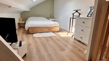 1 slaapkamer, een bureau, een strijkplank/strijkijzer, wifi