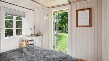 2 bedrooms, travel crib, free WiFi