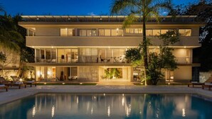 Un bâtiment moderne à deux étages avec une piscine à l’avant.