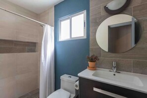 Ducha, secador de pelo, toallas, jabón