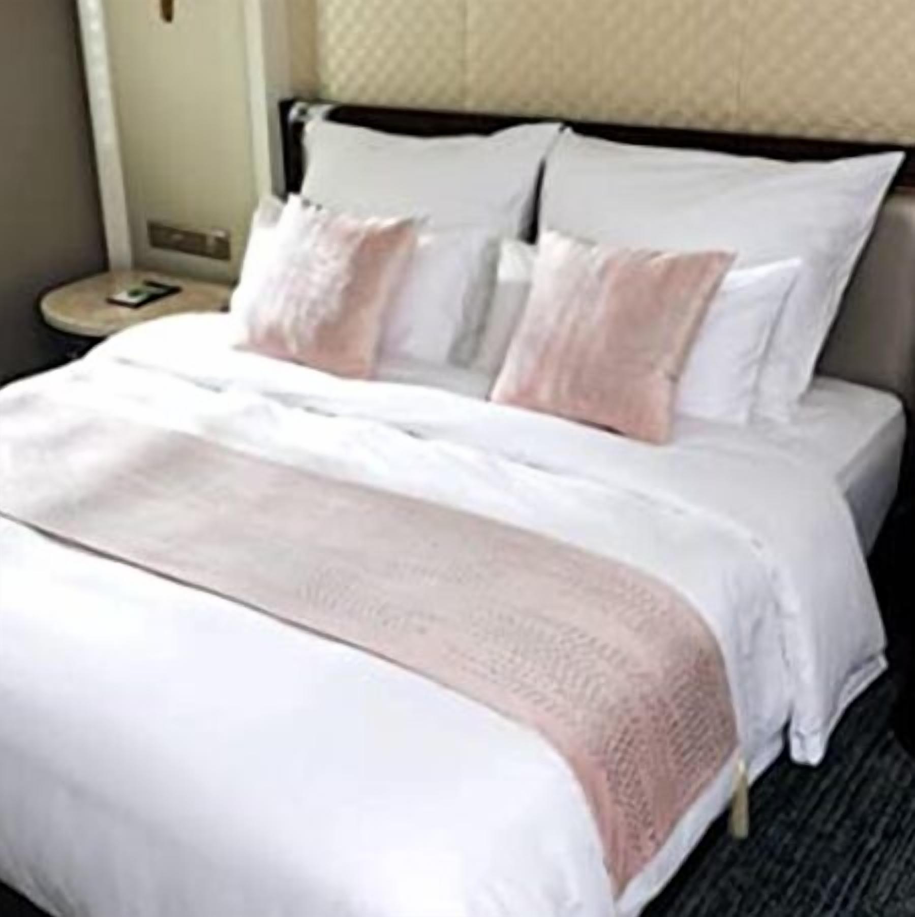 客室ごとに異なるインテリア、デスク、ノートパソコン用作業スペース、遮光カーテン