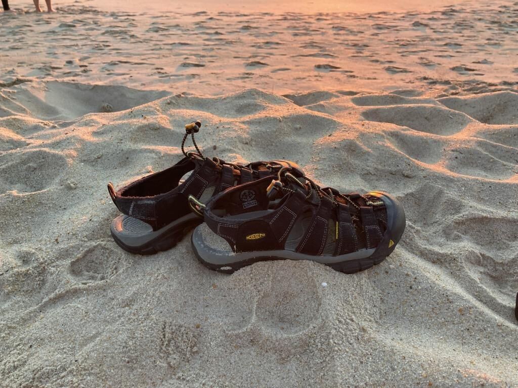 Wanderstiefel im Sand am Strand.