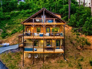 Exterior - Scenic Views•HotTub•Near Downtown•Pool (Gatlinburg)