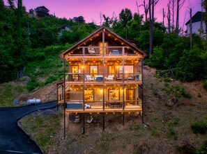 Exterior - Scenic Views•HotTub•Near Downtown•Pool (Gatlinburg)