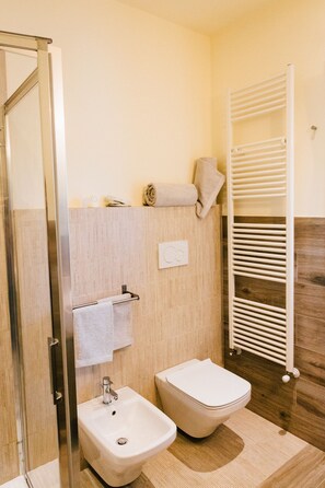 Douche, sèche-cheveux, bidet, serviettes fournies