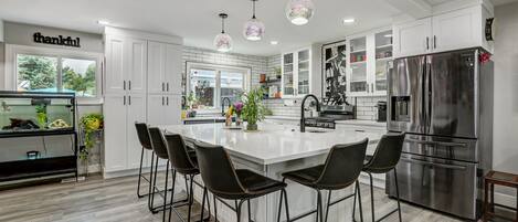 Réfrigérateur, micro-ondes, four, plaque de cuisson