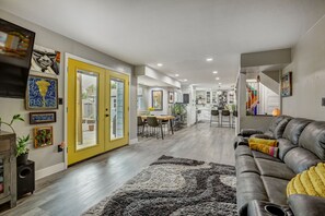 Smart-TV, Kamin, Bücher, Drucker