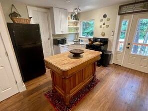 Jääkaappi, mikroaaltouuni, uuni, liesi