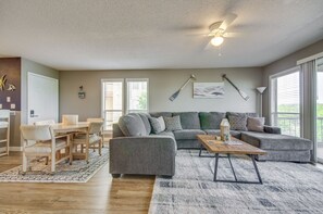 TV - Osage Beach Condo w/ Private Deck & Lake Views! (Osage Beach)