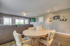 Dining - Osage Beach Condo w/ Private Deck & Lake Views! (Osage Beach)