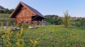 A wooden barn with a sloped roof and a modern extension. - Cottage with whirlpool and sauna (Stara Gora)