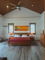 Habitación sénior doble, 1 habitación, balcón, vistas parciales al mar | Ropa de cama hipoalergénica, edredones de plumas, minibar y caja fuerte