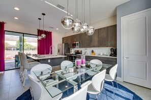 Cookware/dishes/utensils - Upscale Davenport Home w/ Pool: 8 Mi to Disney! (Davenport)