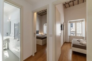 2 quartos, ferros/tábuas de passar roupa, acesso à internet