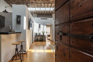 Interior - GuestHost - Comfortable apartment of 100 sqm with two large terraces, able to accommodate up to 6 people, located on the third floor of a period building located in front of the Palazzo della Cancelleria. The area is central and enviable! Campo de' Fiori (Roma)