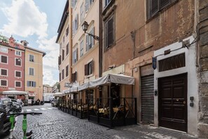 Exterior - GuestHost - Comfortable apartment of 100 sqm with two large terraces, able to accommodate up to 6 people, located on the third floor of a period building located in front of the Palazzo della Cancelleria. The area is central and enviable! Campo de' Fiori (Roma)