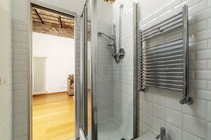 Shower, hair dryer, bidet - GuestHost - Comfortable apartment of 100 sqm with two large terraces, able to accommodate up to 6 people, located on the third floor of a period building located in front of the Palazzo della Cancelleria. The area is central and enviable! Campo de' Fiori (Roma)