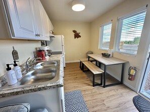 Fridge, oven, stovetop, coffee/tea maker